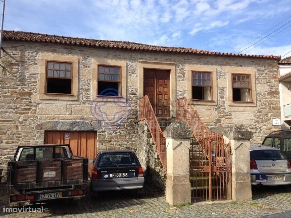 Moradia em Pedra no centro da aldeia de Fornelos