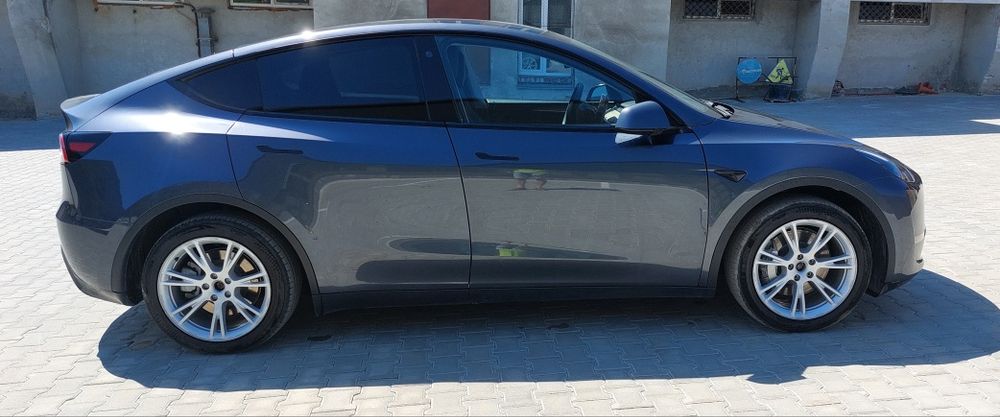 Tesla Model Y 2023 VIN 7SAYGAEE4PF779989 фото оголошення 2 з 8