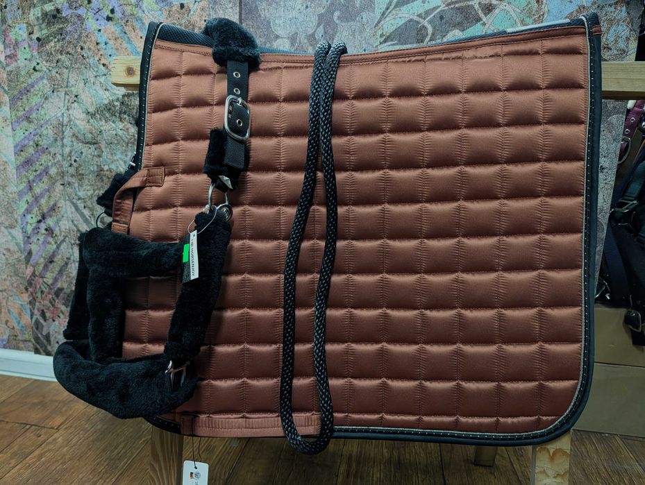 Komplet dla konia karmelowo-czarny czaprak kantar i uwiąz