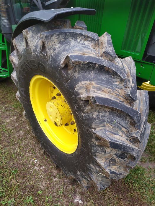 Трактор John Deere 6200