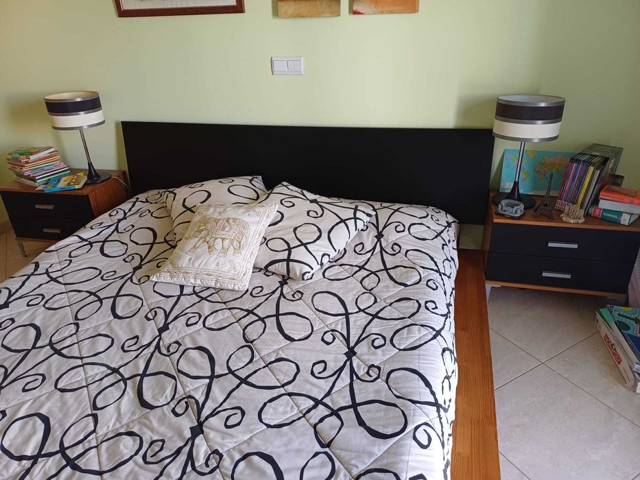 Cama de casal, com colchão e mesinhas de cabeceira