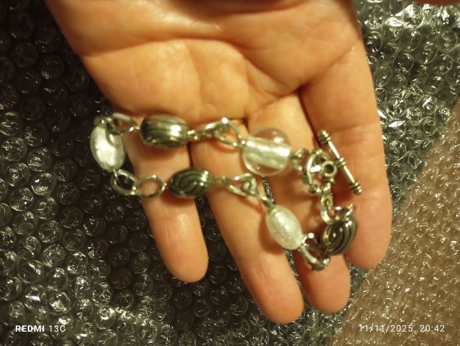 Pulseira com contas transparentes