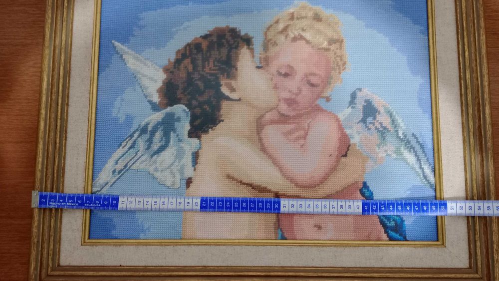 Quadro bordado com anjos.