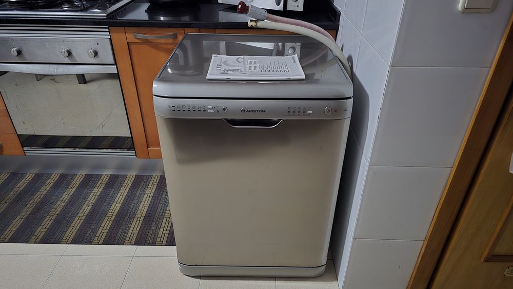 Maquina lavar loiça Ariston AVARIADA