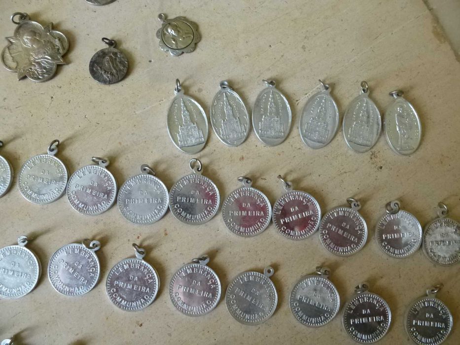lote de medalhas e crucifixo