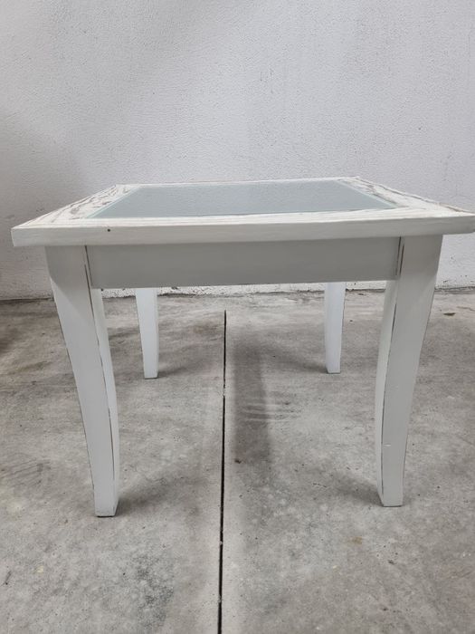 Cadeira antiga restaurada e mesa baixa