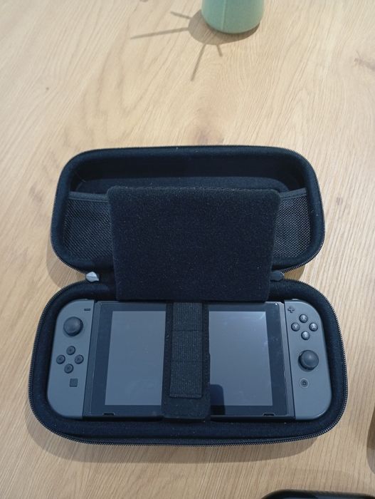 Nintendo Switch + Mario Kart + Zelda BOTW + Pokémon Shield + Extras