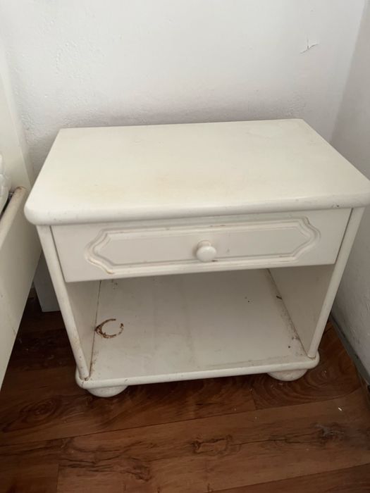 Łóżko drewniane i szafki nocne