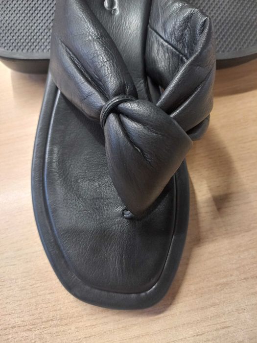 Шльопанці жіночі з натуральної шкіри чорного коліру