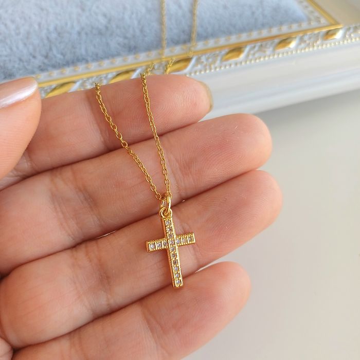 Colar Minimalista e Delicada Cruz Cravejado em Zirconia Swarovski Aço inoxidável Banhado a Ouro