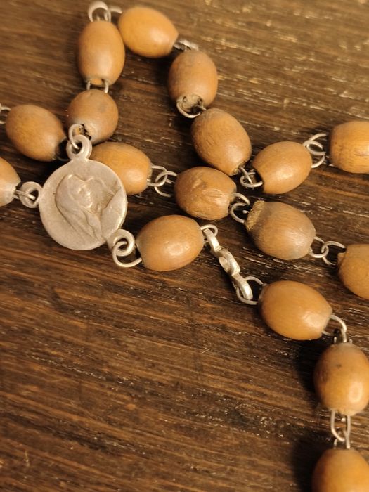 Stary drewniany różaniec z napisem Betlejem ⁴⁶