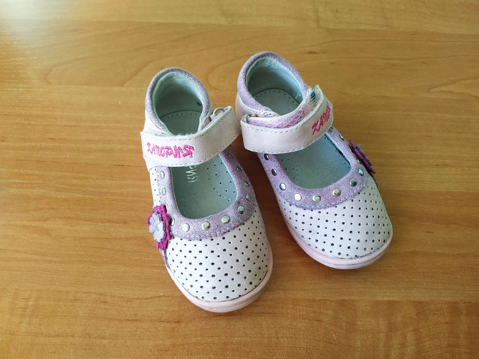 Дівочі шкіряні туфлі.