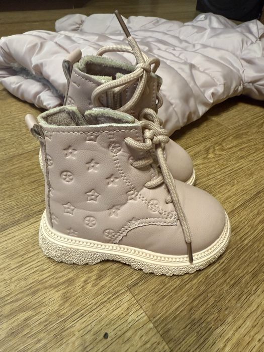 Комплект демисезонная  Куртка стеганая детская zara и ботинки Луи