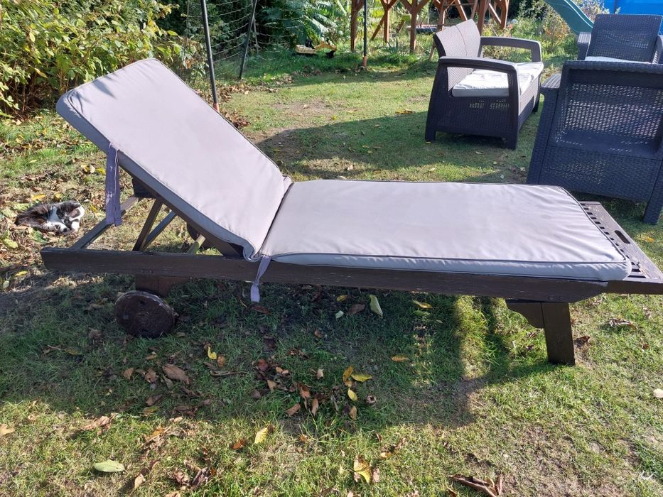 Leżak ogrodowy drewniany z kółkami
