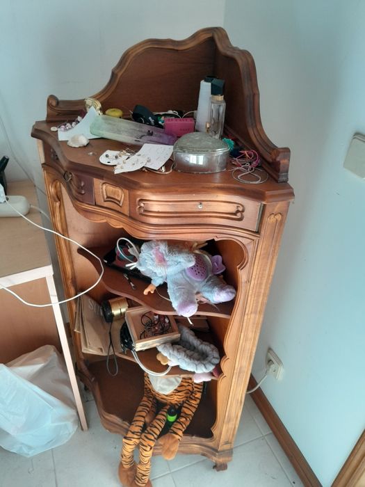 Cadeira e aparador antigo