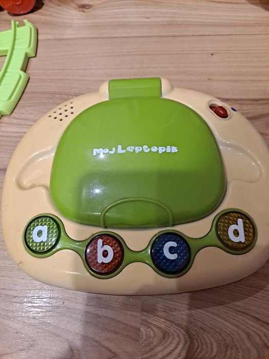 Zestaw zabawek dla małych dzieci piramidka krzesełko laptop ciuchcia