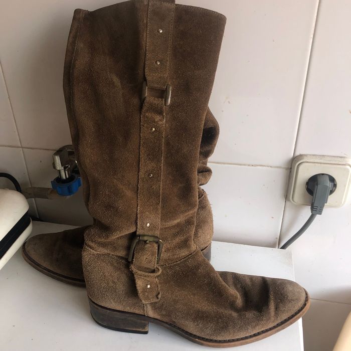 Botas em pele em bom estado