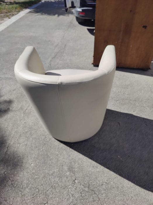 Cadeirão em pele branco