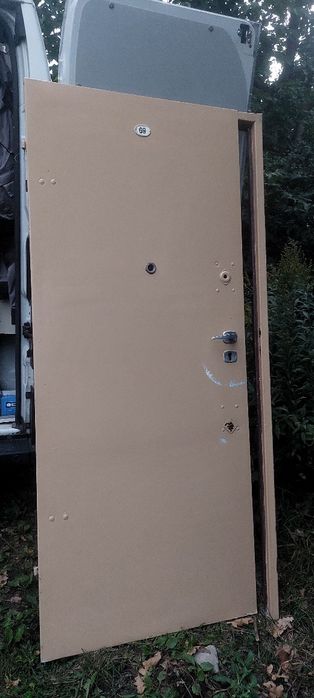 drzwi z metalowym skrzydłem i narożną ościeżnicą.