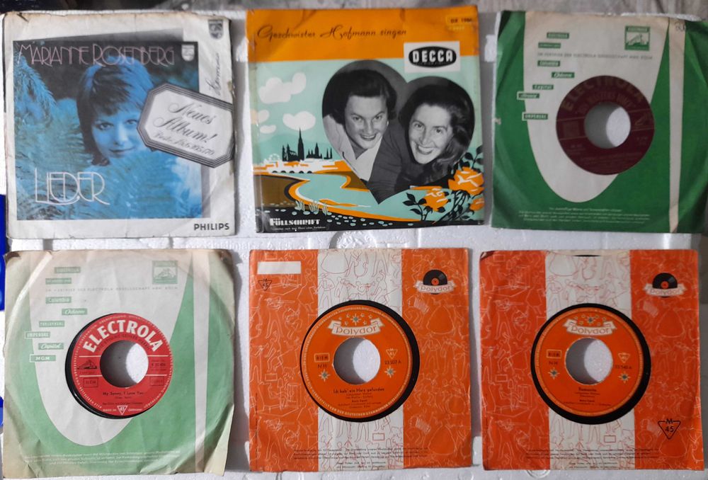 Discos de vinil de 45 rotações com música antiga.s.