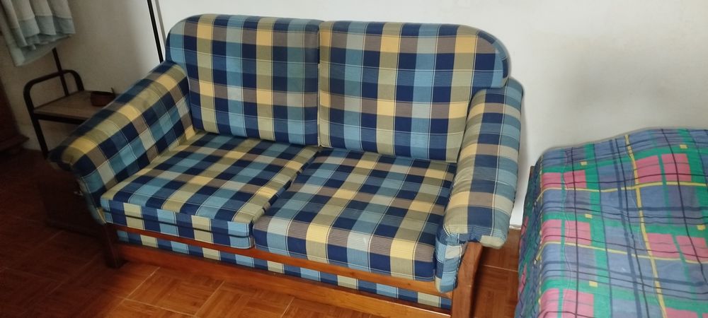 Sofá em bom estado com estrutura madeira maciça cerejeira