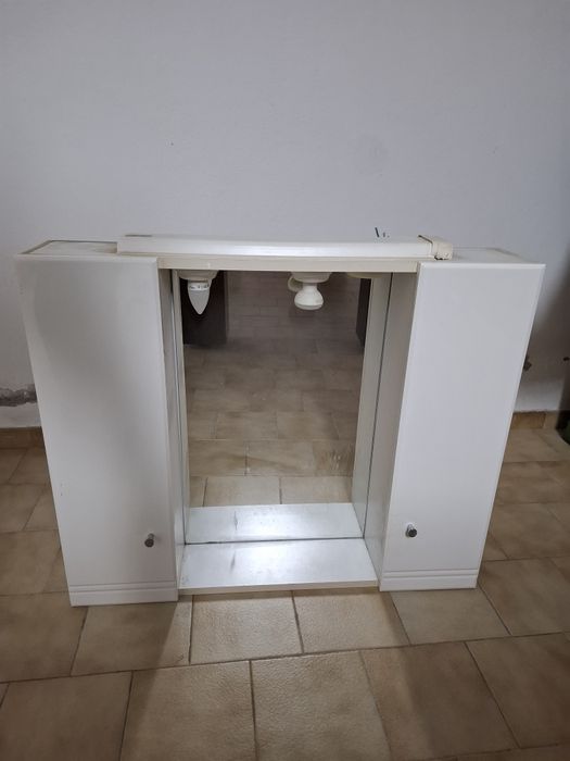 Armário para casa de banho em bom estado