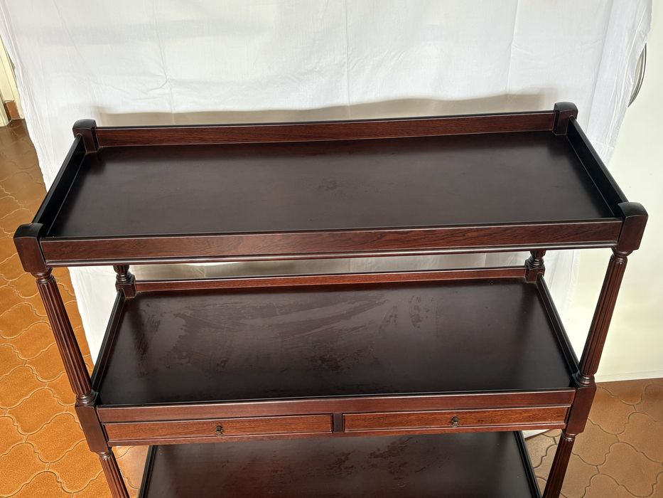 Móvel com prateleiras e rodinhas