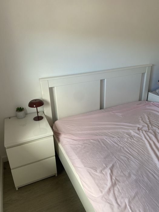 Cama e mesas de cabeceira MALM
