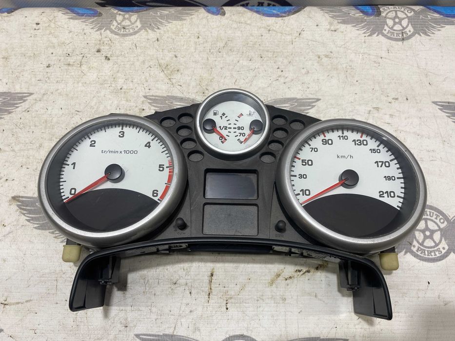 приборная панель на Peugeot 207