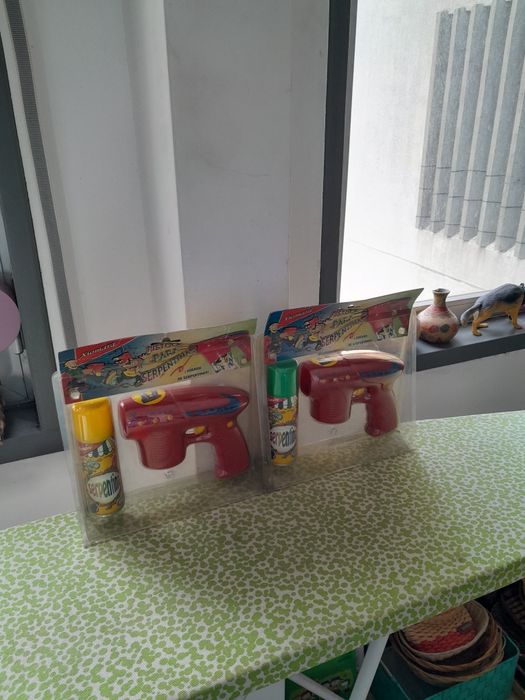 Vendo Duas Pistolas para Serpentinas de Brincar muito bonitas novas