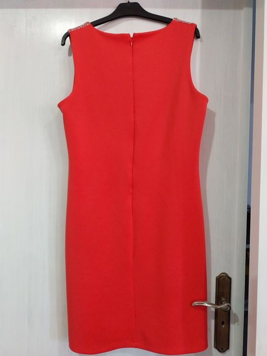 Vestido elegante. Tons coral