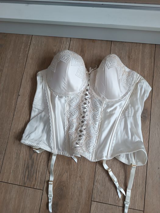 Biały     gorset