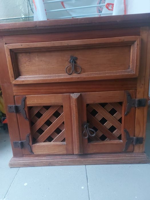 Mesa de cabeceira de madeira