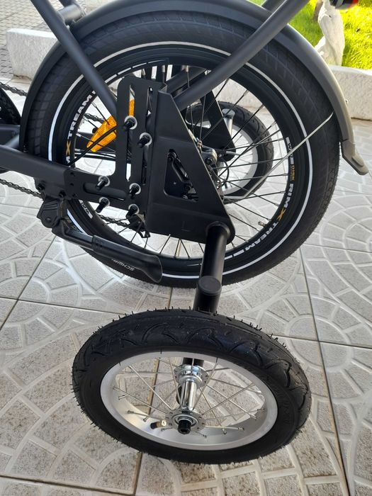 Rodas estabilizadoras, em estado de novo, com câmara de ar e pneu.
