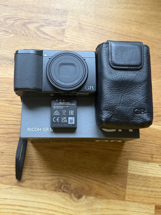 Ricoh GR IV z pokrowcem i baterią 640 zdjęć
