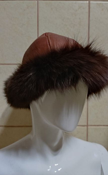 Skórzana czapka obszyta lisem