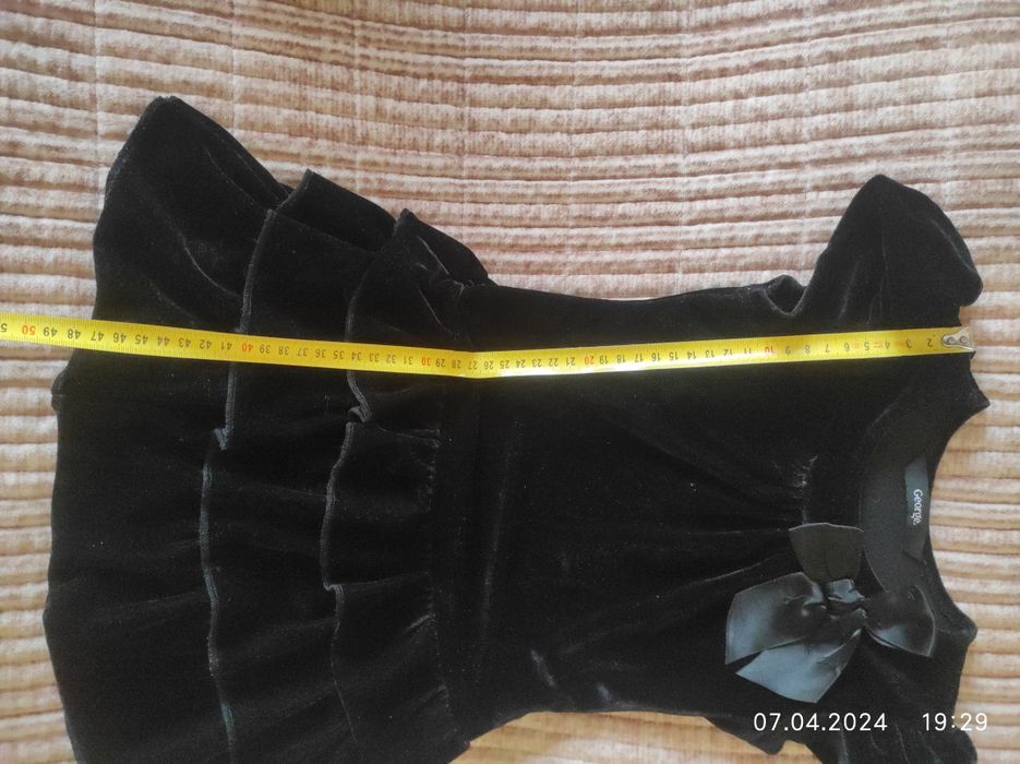 Чорне велюрове плаття 2-3 роки .