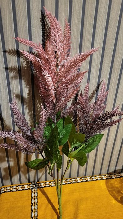 Sztuczna gałązka wrzosu.