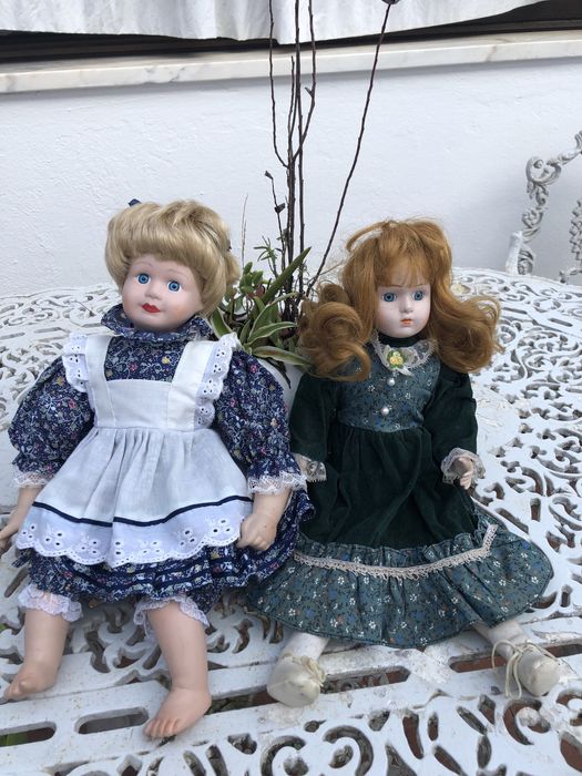 Bonecas em perfeito estado e baratas