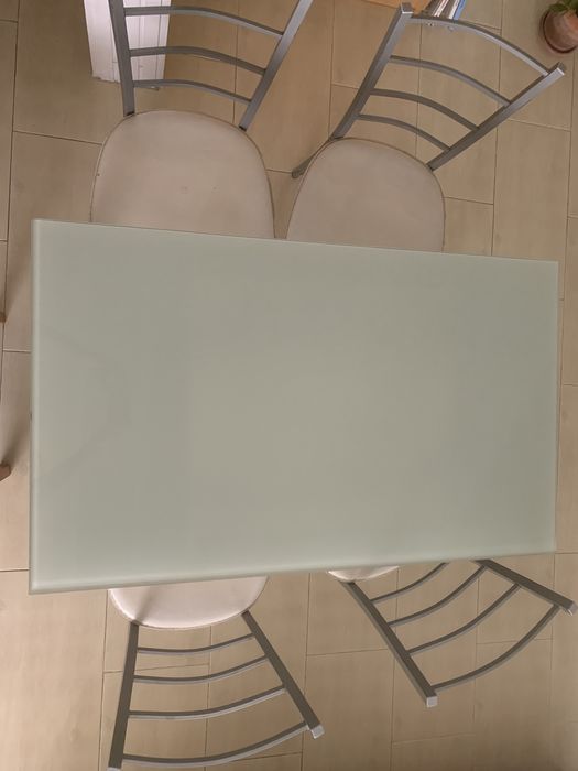 Mesa tampo de vidro e cadeiras