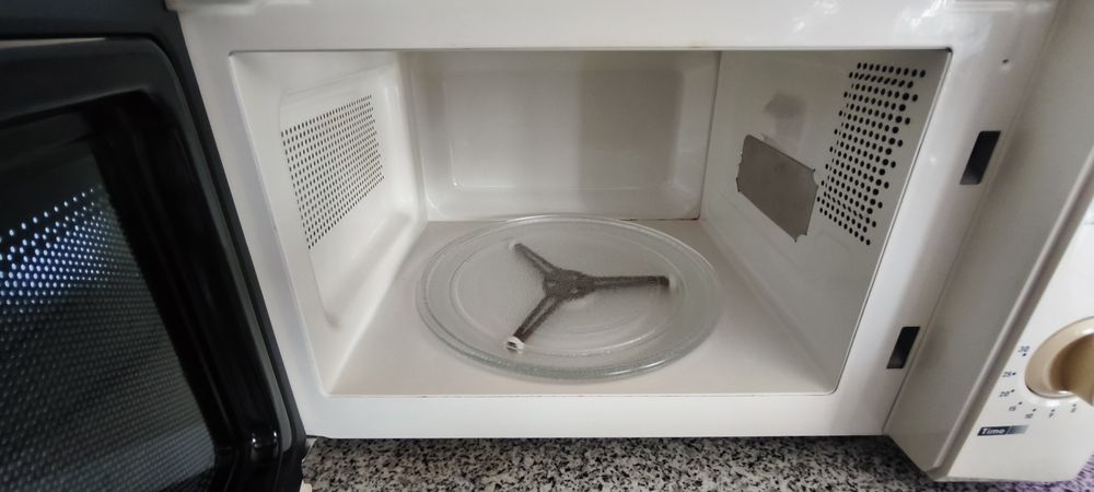 Micro-ondas Electronia 700W limpo e funcional