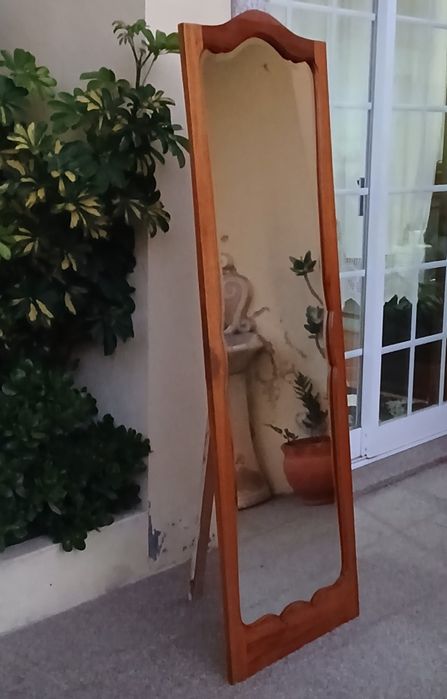 Vendo ESPELHO ALTO com suporte traseiro e moldura de madeira maciça. Possibilidade de entrega