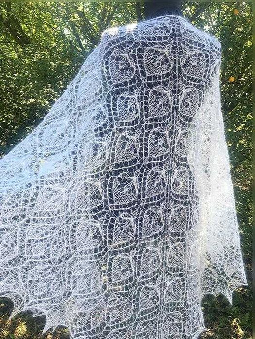 Ніжна біла шаль – вічний аксесуар для незабутніх моментів