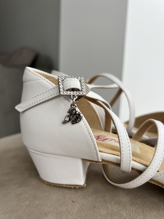 Нові шкіряні туфлі для бальних танців для дівчинки