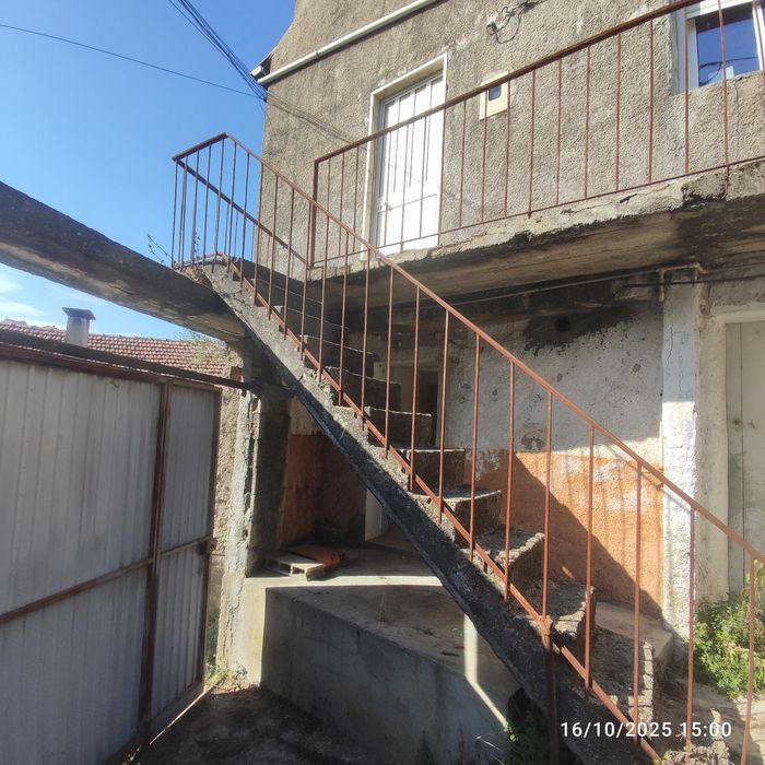 Moradia T3/pátio/espaço