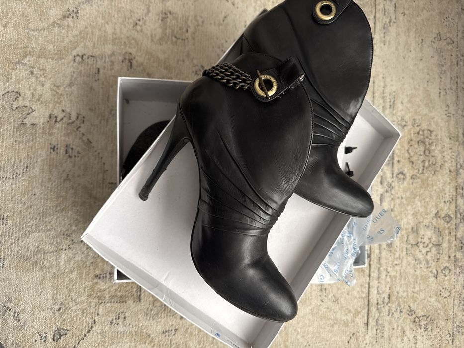 Botas Guess pretas com aplicação