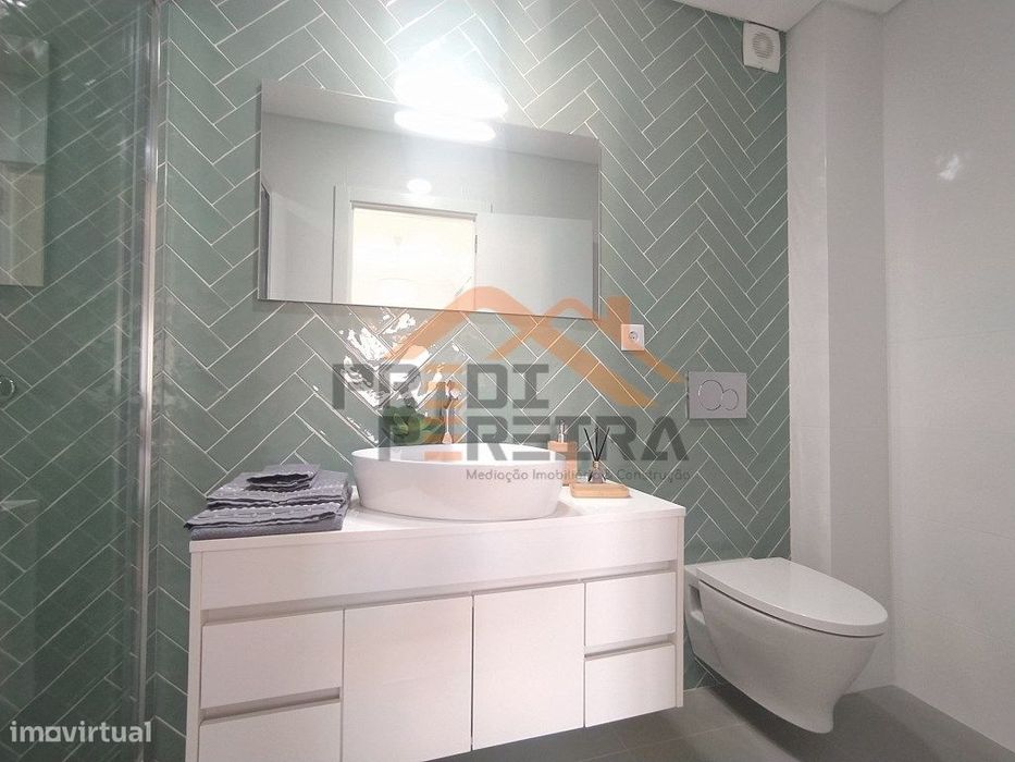 Situado em Benfica, apartamento T3 em processo de remodelação.