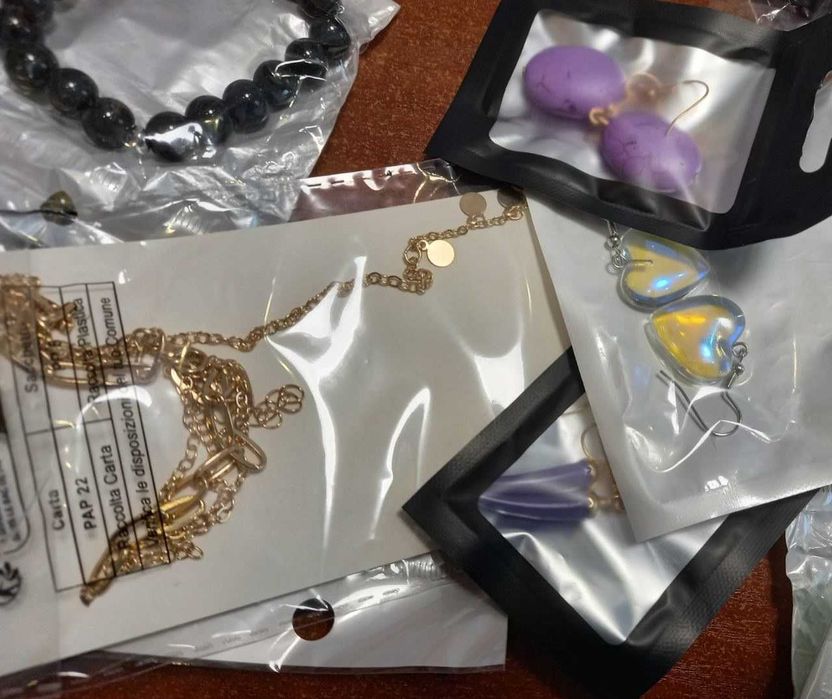Віддам біжутерію