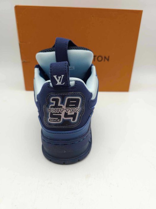 Sapatilhas azuis de qualidade excelente em caixa