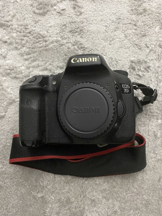 Máq. Canon 7D + Grip BG-E7 + Cartao 32 GB + carregador + alça